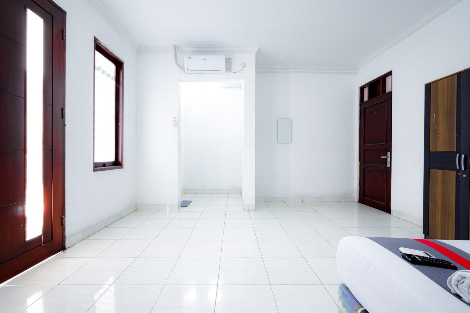 J&B Rooms Tomang Jakarta Mitra Reddoorz Zewnętrze zdjęcie