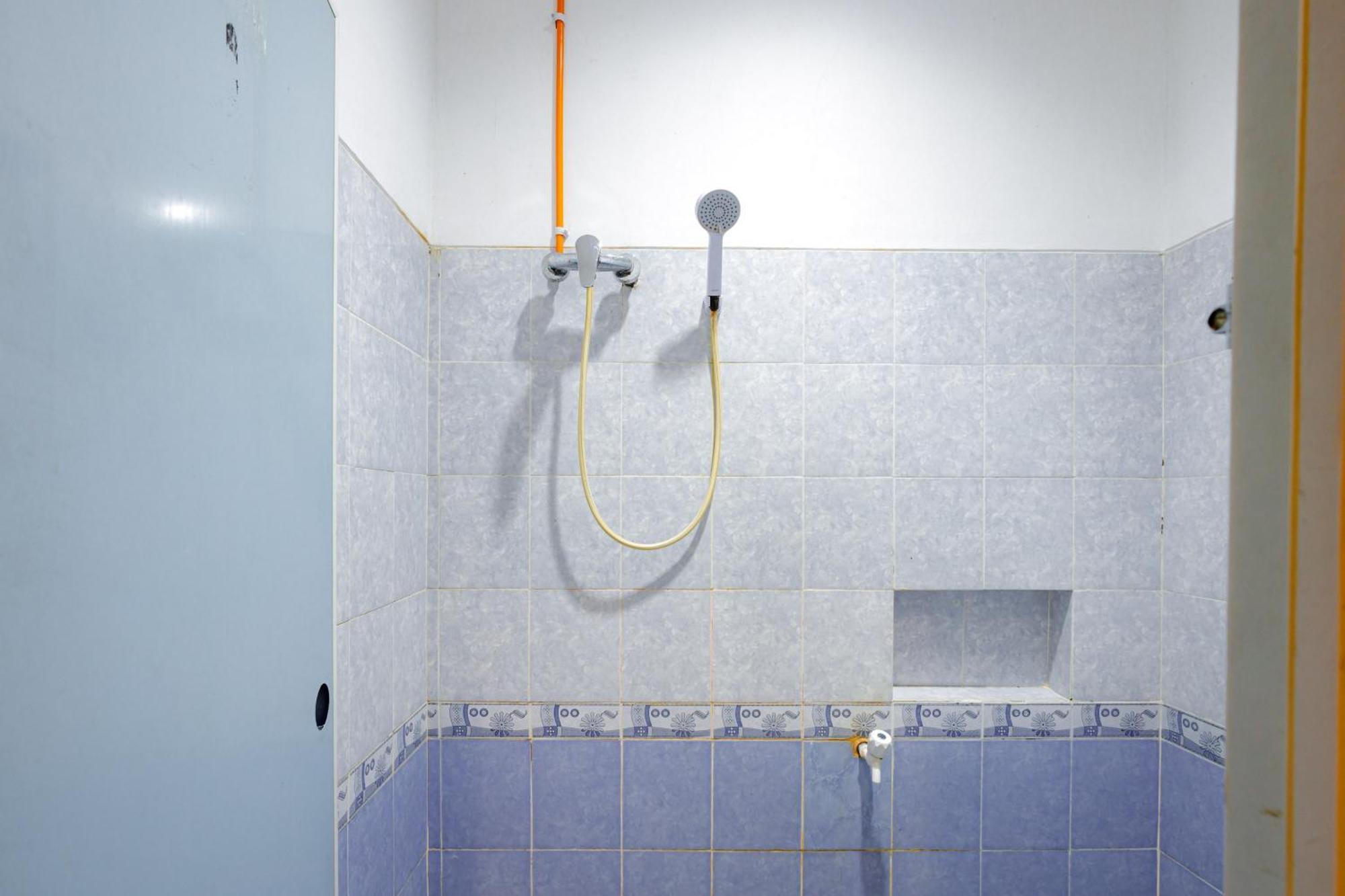 J&B Rooms Tomang Jakarta Mitra Reddoorz Zewnętrze zdjęcie