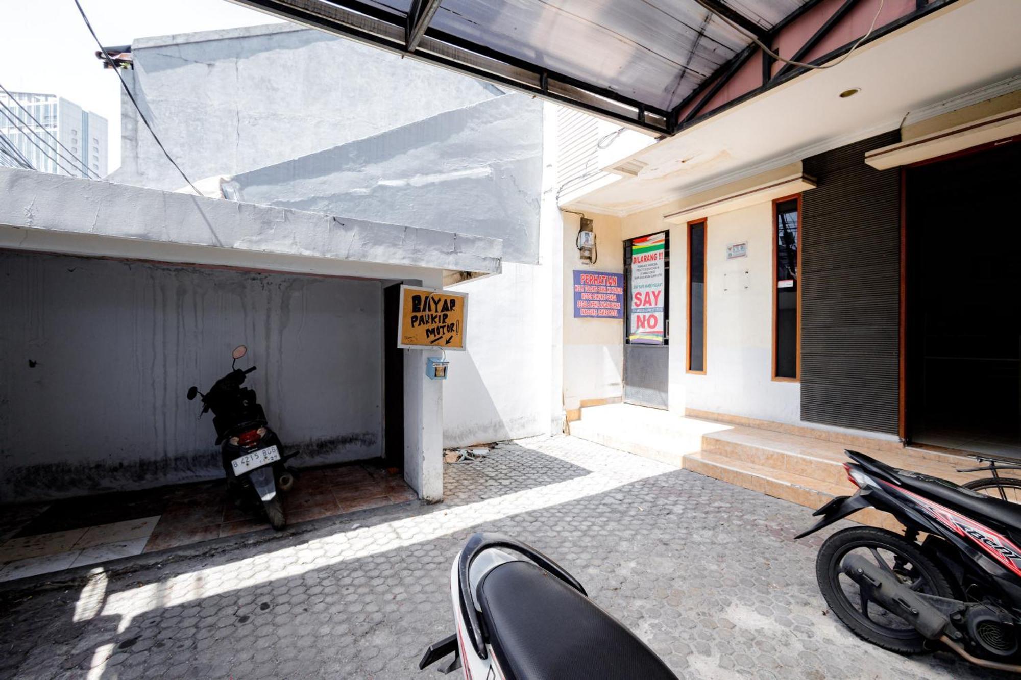 J&B Rooms Tomang Jakarta Mitra Reddoorz Zewnętrze zdjęcie