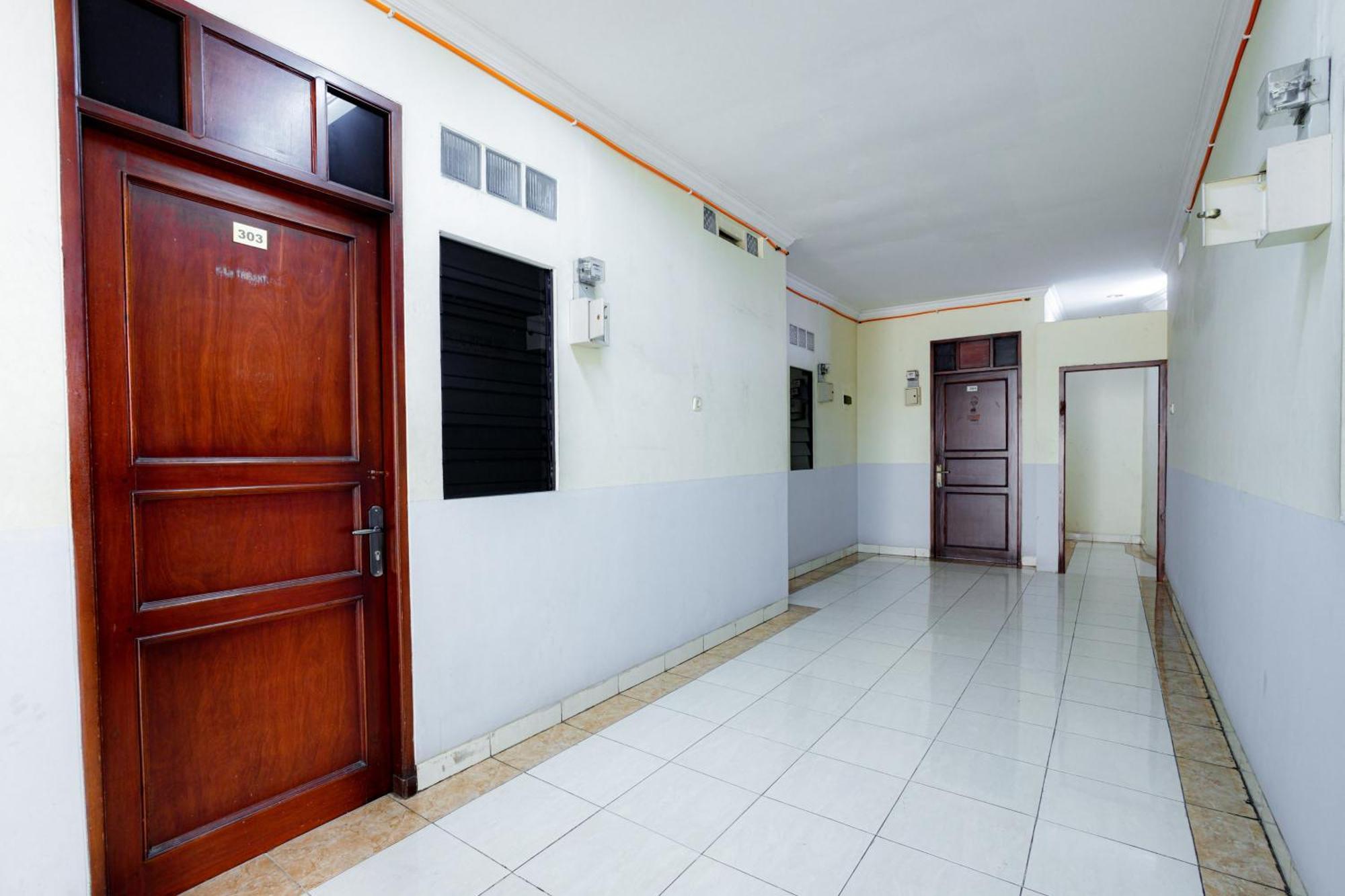 J&B Rooms Tomang Jakarta Mitra Reddoorz Zewnętrze zdjęcie